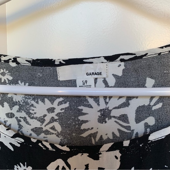 Black and White Floral Boxy Crop Top - Picture 5 of 5